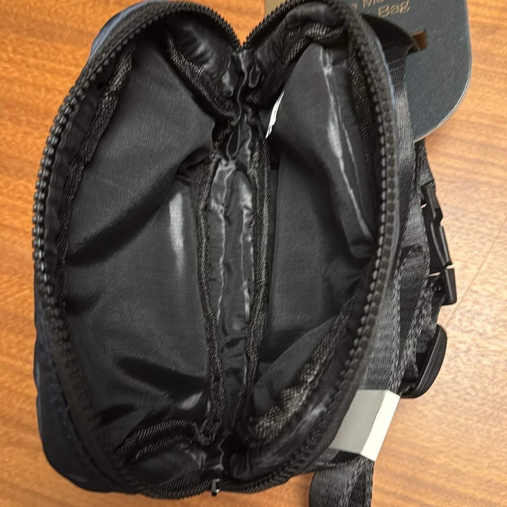 Apana See me Run Black and Gray Belt Bag NWT - Picture 5 of 8